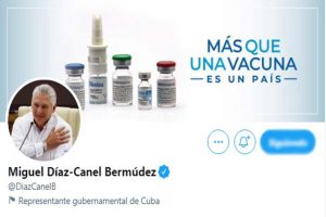 Diaz Canal Presidentre de cuba junto a bulnbos de vacunas anticovid