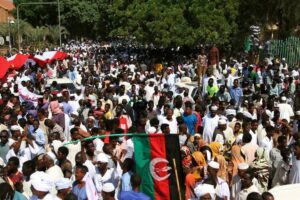 multitud enardecida en Sudan