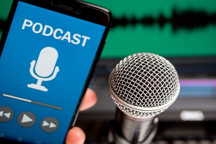 microfono y movil con tema podcast